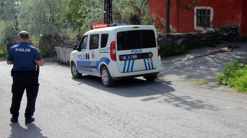 17 yaşındaki gen&ccedil; g&ouml;ğs&uuml;nden ve karnından bı&ccedil;aklanarak &ouml;ld&uuml;r&uuml;ld&uuml;