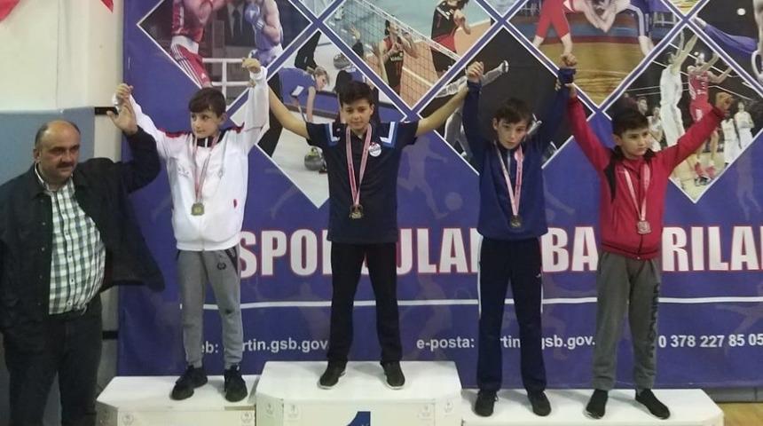 D&uuml;zceli G&uuml;reş&ccedil;iler madalya ile d&ouml;nd&uuml;