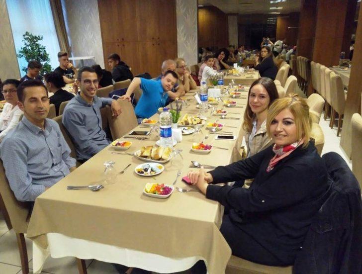 Ayvalık’ta Türk Kızılay’ı üyeleri iftar yemeğinde buluştu G1