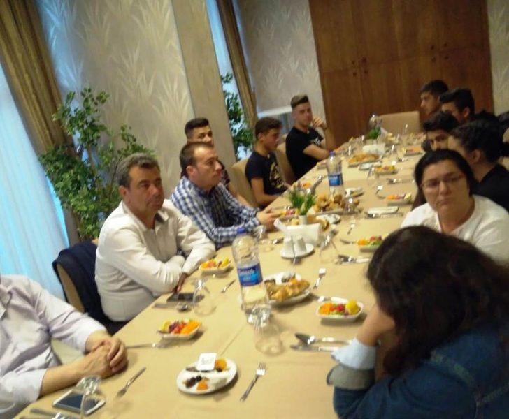 Ayvalık’ta Türk Kızılay’ı üyeleri iftar yemeğinde buluştu G3