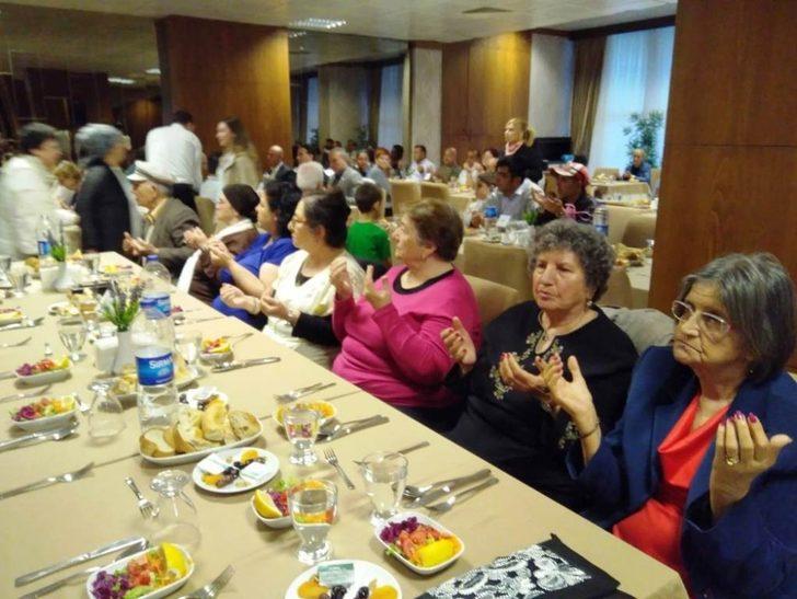 Ayvalık’ta Türk Kızılay’ı üyeleri iftar yemeğinde buluştu G4