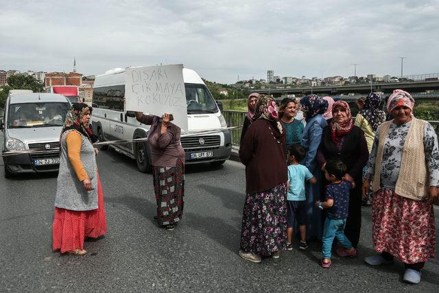 kadinlar-uyusturucu-satiliyor-diyerek-yol-kapatti-_4949_dhaphoto1 (1)