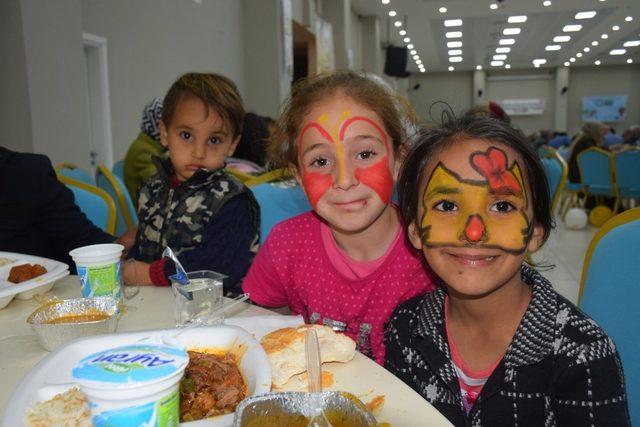 Tatvan’daki yetim aileler iftarda buluştu