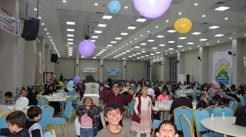 Tatvan&rsquo;daki yetim aileler iftarda buluştu