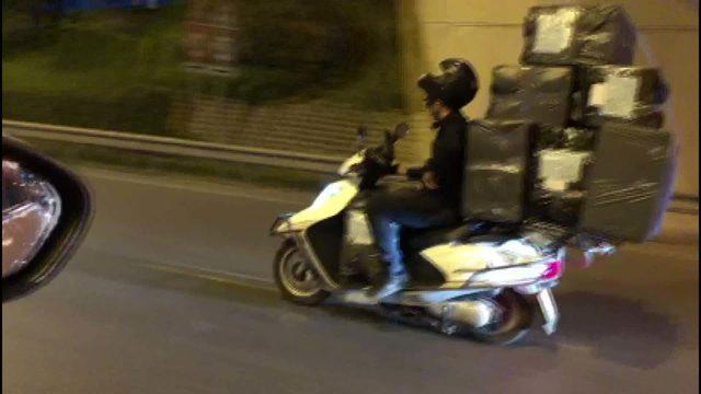 Trafikte motosikletle 8 büyük koli taşıdı... O anlar kamerada