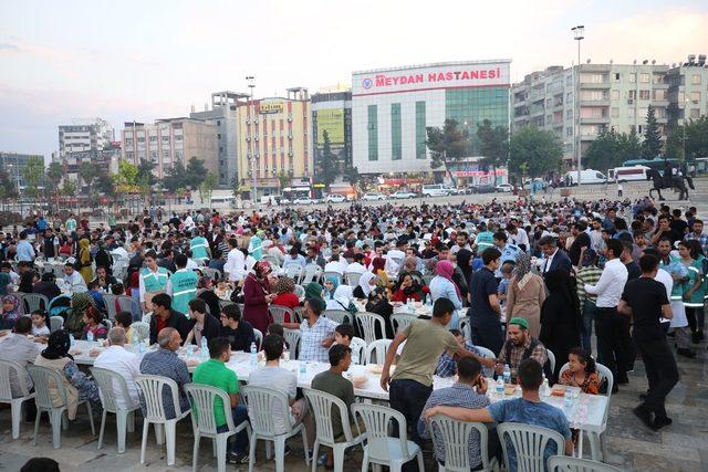 Kuş, kardeşlik sofrasında vatandaşlarla buluştu