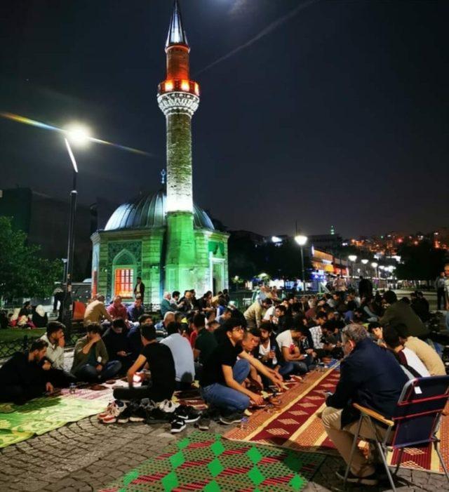 Konak Meydanı’nda boyozlu, gevrekli sahur