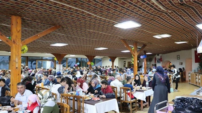 U&ccedil;hisar Belediyesi yetimler ve aileler i&ccedil;in iftar yemeği d&uuml;zenledi