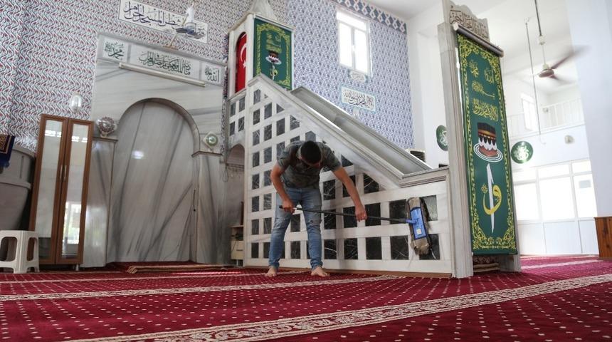 Erdemli&rsquo;de ibadethanelere temizlik hizmeti s&uuml;r&uuml;yor
