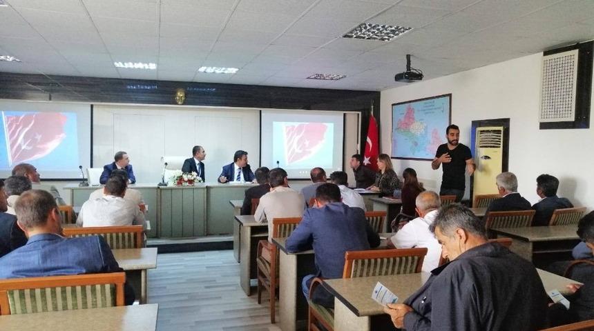 Muhtarlara i&ccedil;me suyu depolarının temizlenmesi anlatıldı