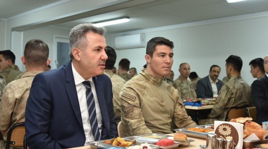 Vali Elban, Doğubayazıt&rsquo;ta askerle iftarda buluştu