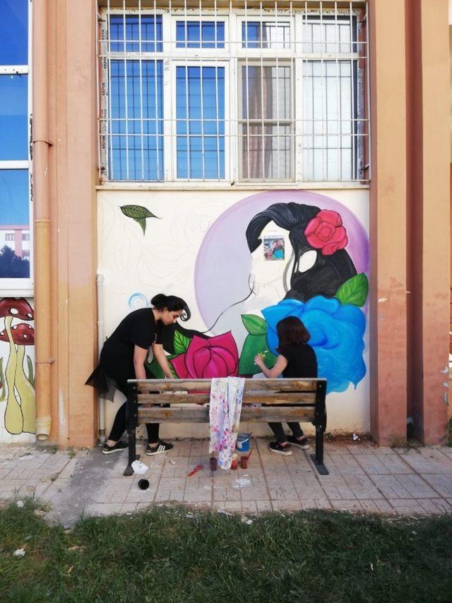 GAÜN Güzel Sanatlar Fakültesi öğrencilerinden okul boyama etkinliği