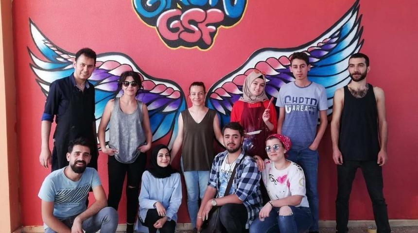 GA&Uuml;N G&uuml;zel Sanatlar Fak&uuml;ltesi &ouml;ğrencilerinden okul boyama etkinliği