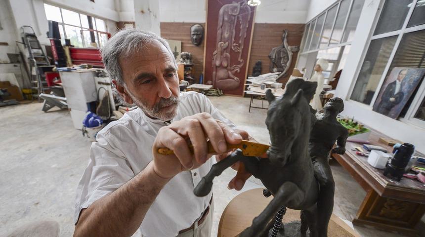 Azeri heykeltıraşın eserleri, T&uuml;rkiye'nin d&ouml;rt bir yanında