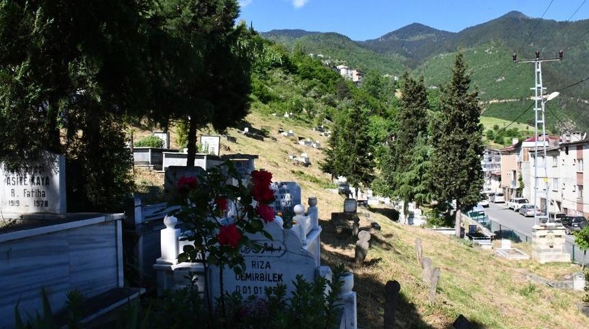 Artvin&rsquo;de mezarlıklar bayrama hazırlanıyor