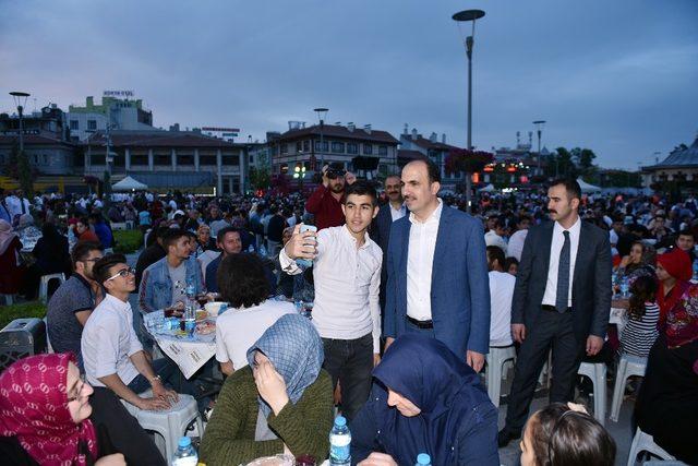 Konya’da ümmetin yetimleri kardeşlik iftarında buluştu