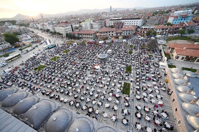 Konya’da ümmetin yetimleri kardeşlik iftarında buluştu