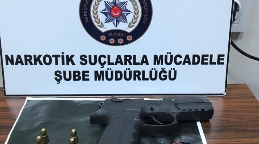 Kars&rsquo;ta 2 tabanca ve uyuşturucu yakalandı