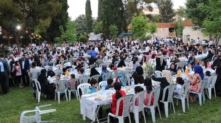 Yetim ve &ouml;ks&uuml;zler kardeşlik sofrasında buluştu