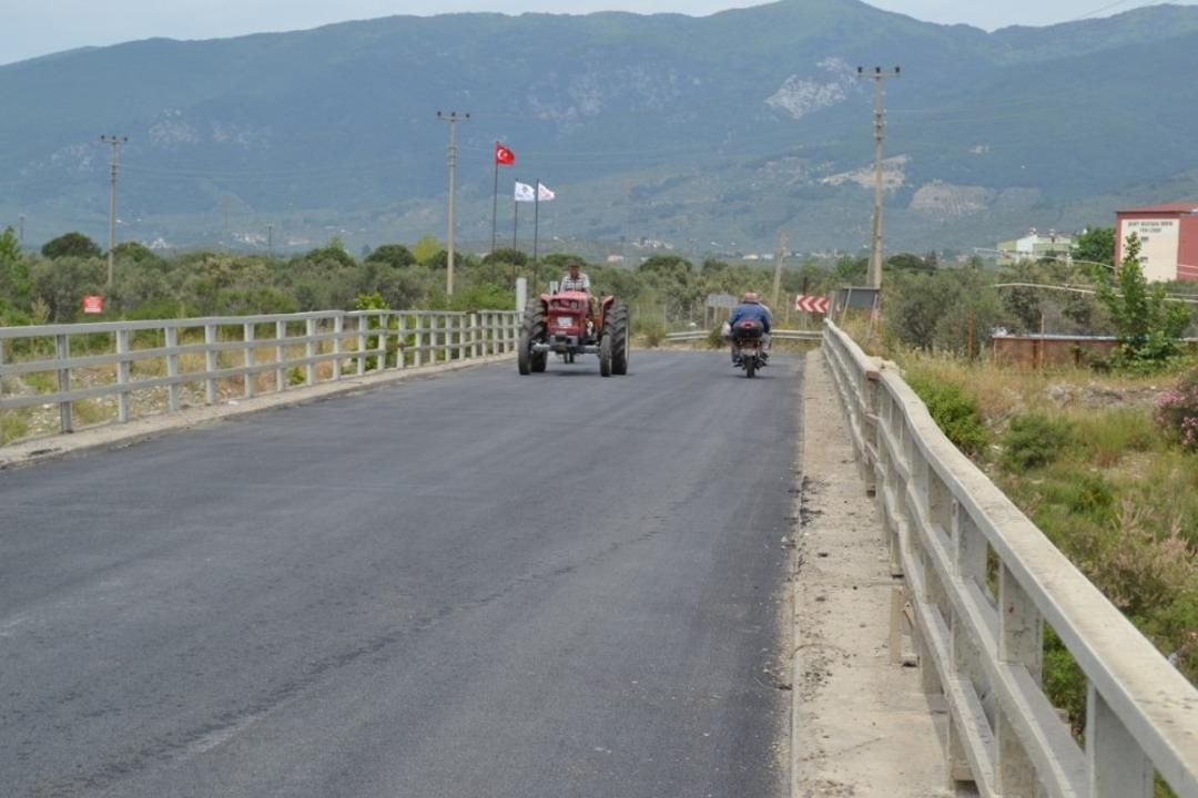 Edremit&rsquo;te bir haftada 7 bin metrekare asfalt