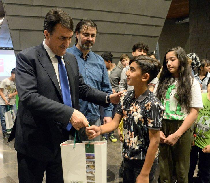 Yetim çocuklar kardeşlik sofrasında buluştu G1