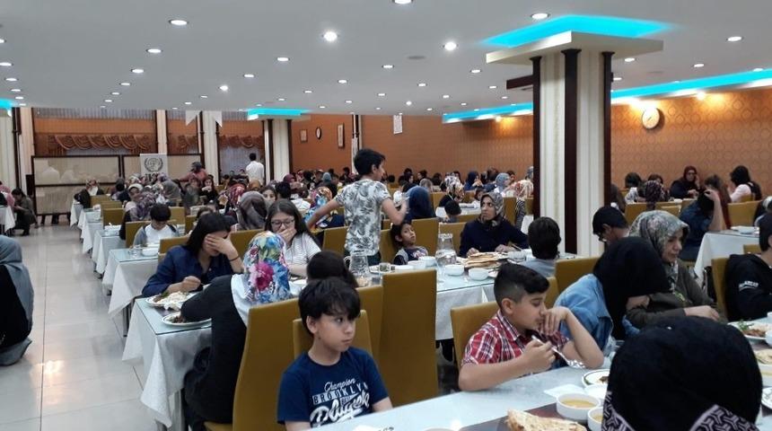 Yetimler iftarda bir araya geldi