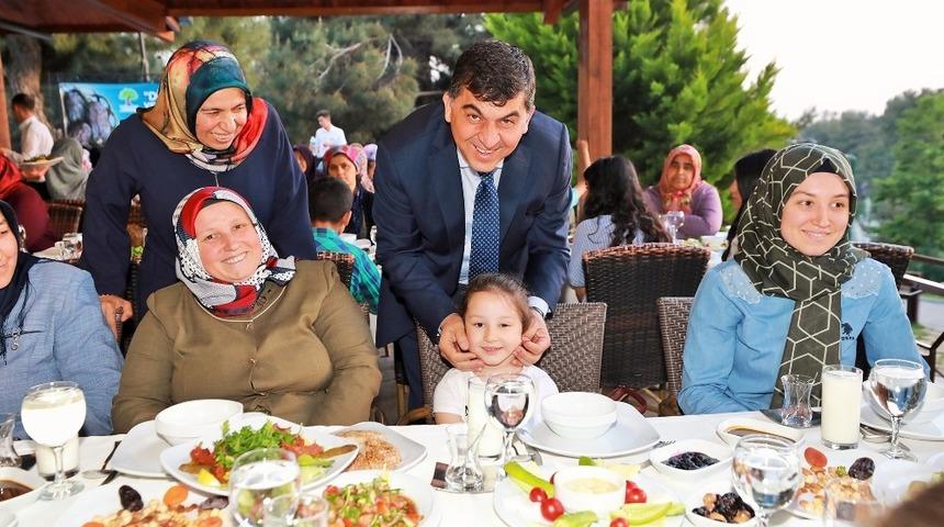 Fadıloğlu, yetimlerin y&uuml;z&uuml;n&uuml; g&uuml;ld&uuml;rd&uuml;