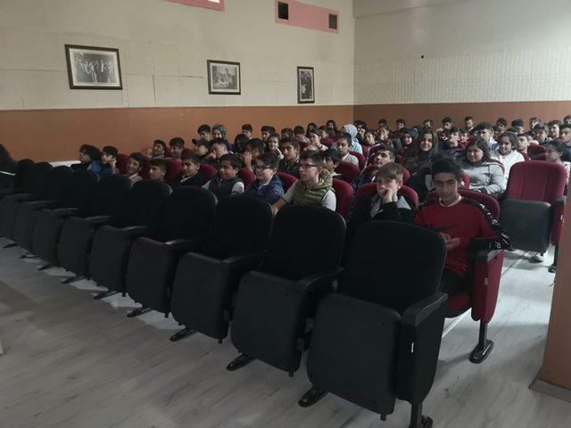 Öğrencilere geri dönüşüm semineri