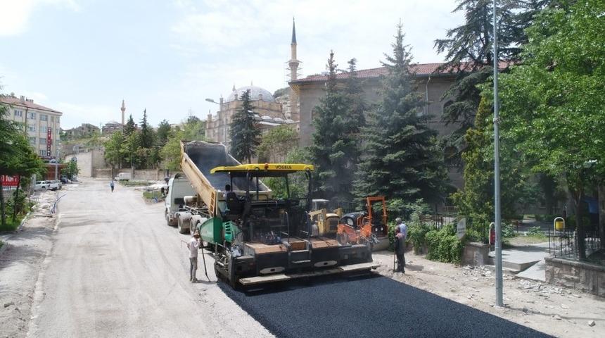 Lale Caddesinde sıcak asfalt d&ouml;k&uuml;m&uuml;ne başlandı