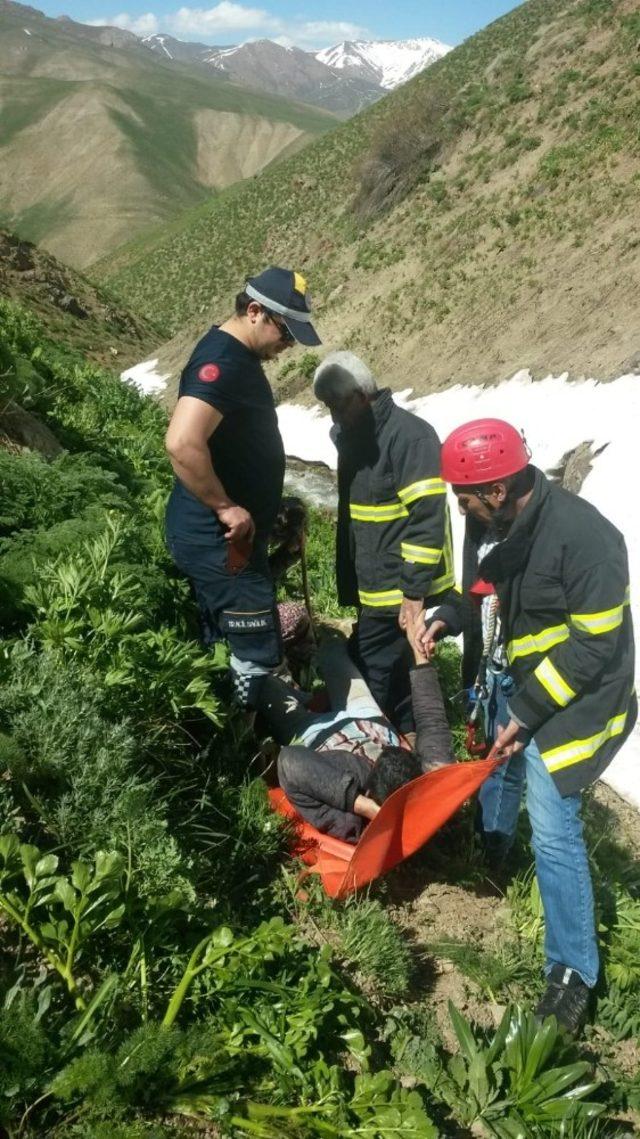 Dağdan düşen vatandaş kurtarıldı