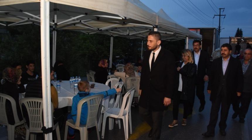 Mahalle sakinleri ile orucunu a&ccedil;tı