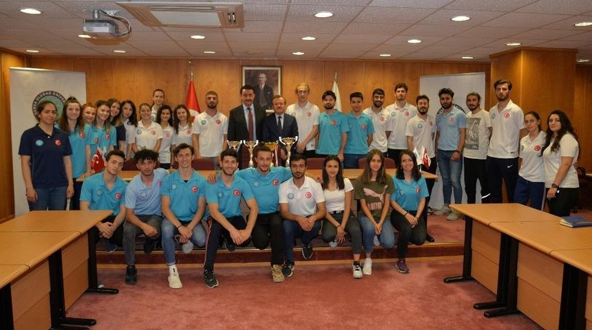 Şampiyonlar kupalarını yeni rektöre getirdi