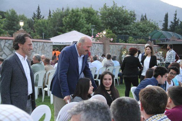 Kuyucak Belediyesi’nden öksüz ve yetimlere iftar yemeği