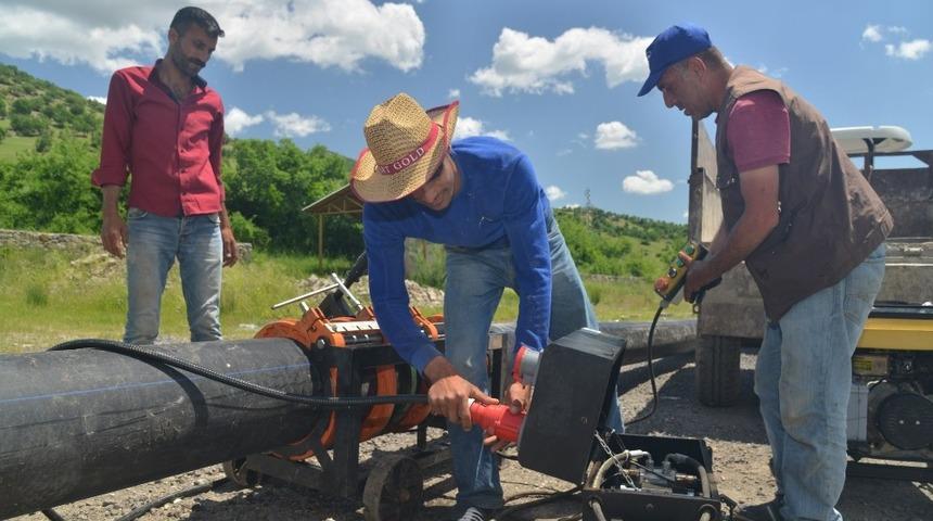 B&uuml;y&uuml;kşehir Belediyesi&rsquo;nden &ccedil;ift&ccedil;ilere su borusu desteği