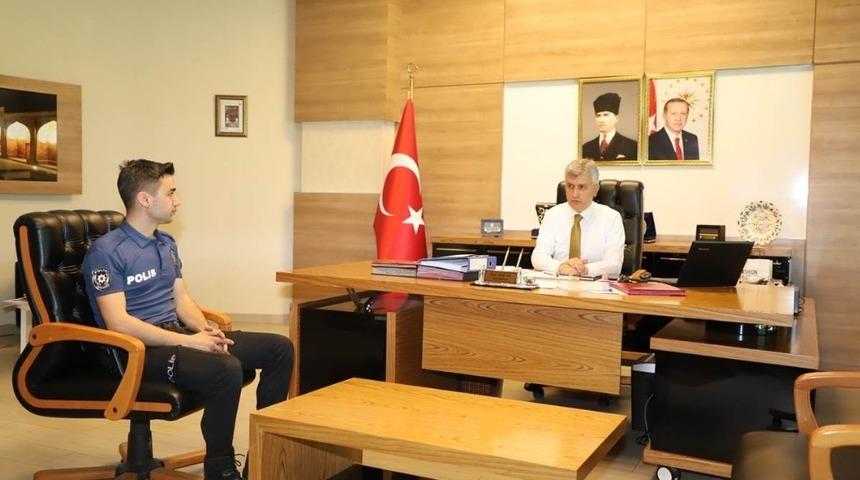 Kaymakam Arıcan&rsquo;dan nehre atlayan kadını kurtaran polise &ouml;d&uuml;l