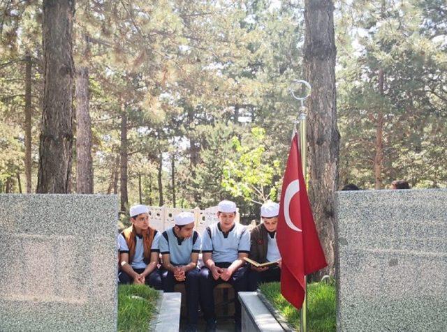 Tosya İmam Hatip Lisesi öğrencilerinden şehitlik ziyareti