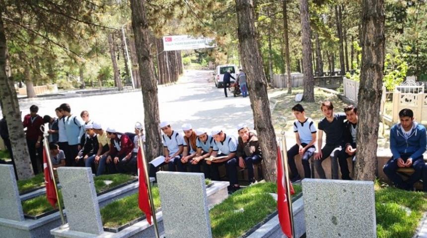 Tosya İmam Hatip Lisesi &ouml;ğrencilerinden şehitlik ziyareti