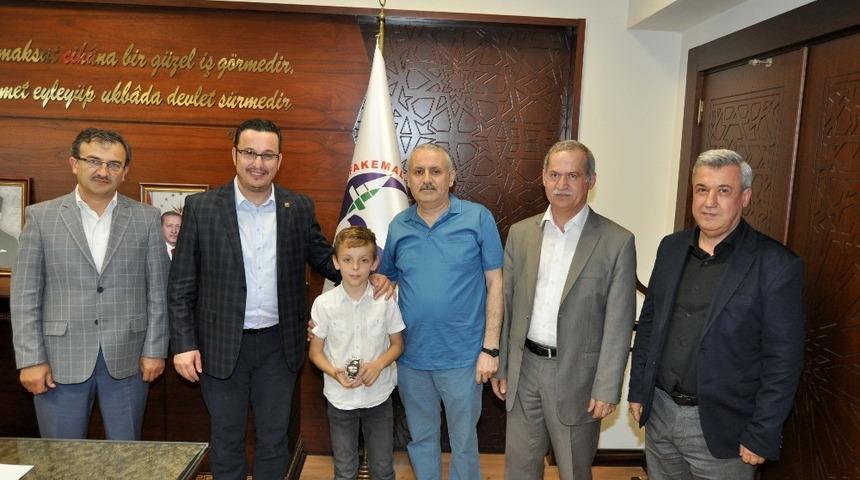 Başkan Kanar&rsquo;dan k&uuml;&ccedil;&uuml;k matematik&ccedil;iye &ouml;d&uuml;l