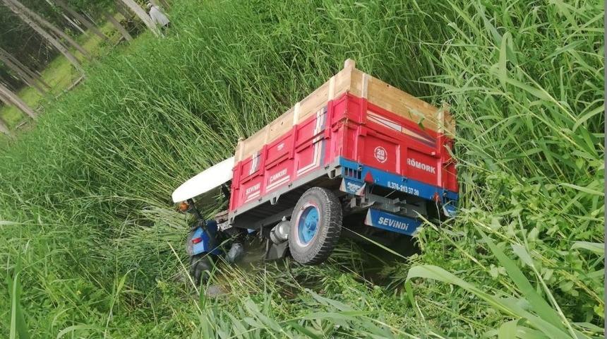 Trakt&ouml;r kurutma kanalına devrildi: 2 yaralı