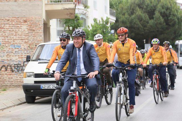 Başkan mesaiye bisikletle gitti, bisikletçiler de eşlik etti