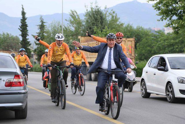 Başkan mesaiye bisikletle gitti, bisikletçiler de eşlik etti