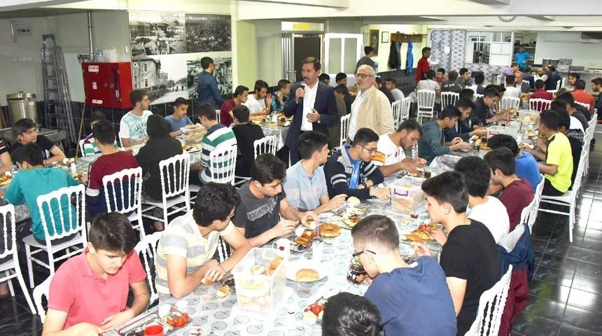 Başkan Kılca 7 yıl kaldığı yurtta sahur yaptı