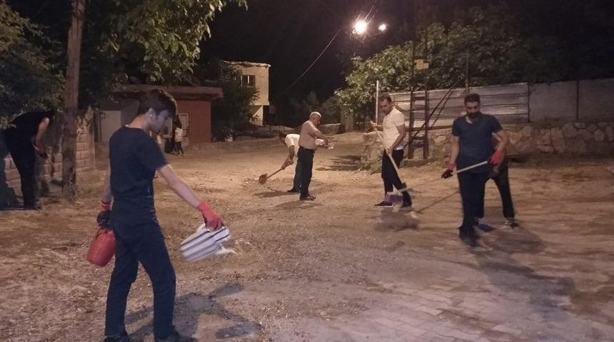 Vatandaşlar mahallelerini temizledi