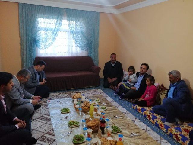 Kaymakam Dundar, 6 çocuklu aileye misafir oldu