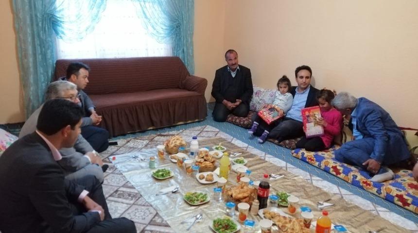 Kaymakam Dundar, 6 &ccedil;ocuklu aileye misafir oldu