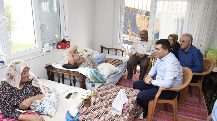 T&uuml;t&uuml;nc&uuml;, hasta ve yaşlıları ziyaret etti