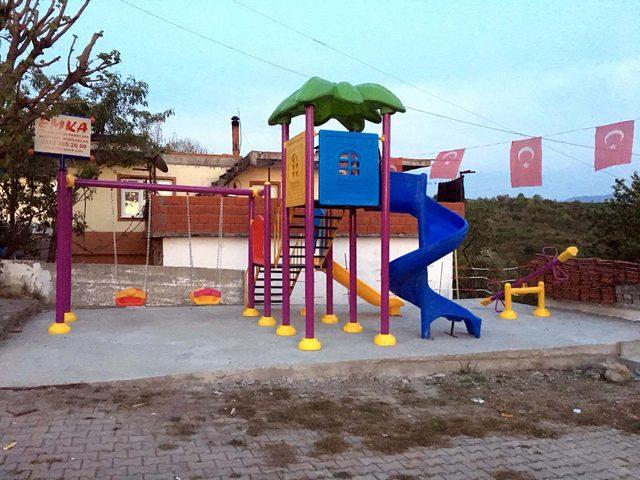 Cenk Eren, çocuk parkını yıkan eski muhtarın köyüne park yaptırdı