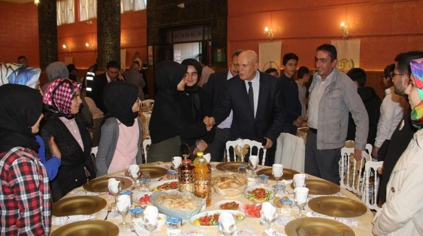 Bayburt Belediyesinden &rsquo;D&uuml;nya Yetimler G&uuml;n&uuml;&rsquo; iftarı