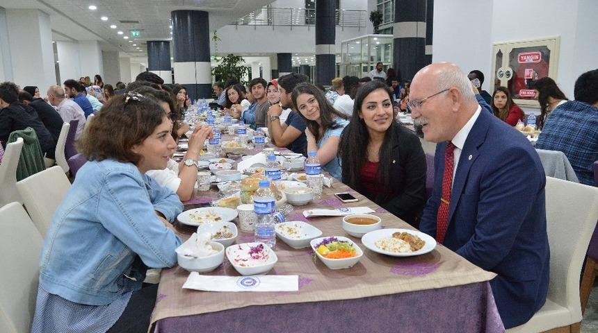 Uşak &Uuml;niversitesi&rsquo;nde iftar vakti