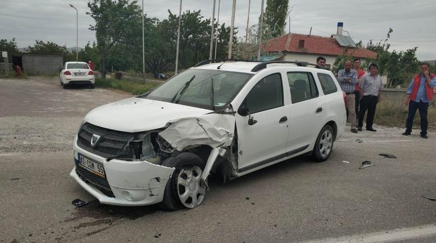 Kulu otomobiller çarpıştı: 2 yaralı